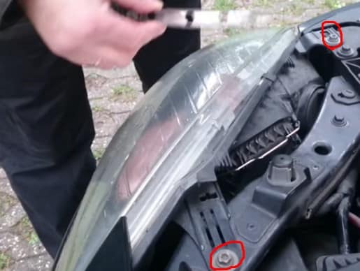 Как заменить лампу ближнего света на Рено Меган 3 ?