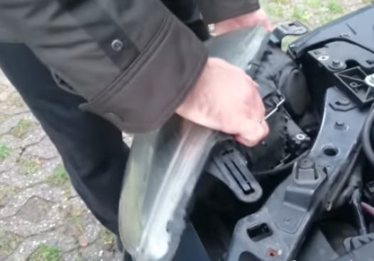Рено Меган 3, замена лампочки ближнего света