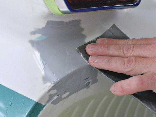 Загрунтованный участок кузова автомобиля
