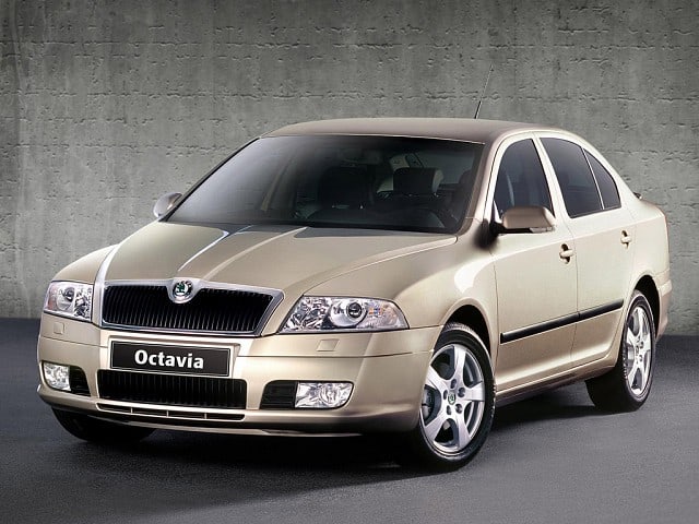 Как заменить лампы ближнего света в Skoda Octavia A5?