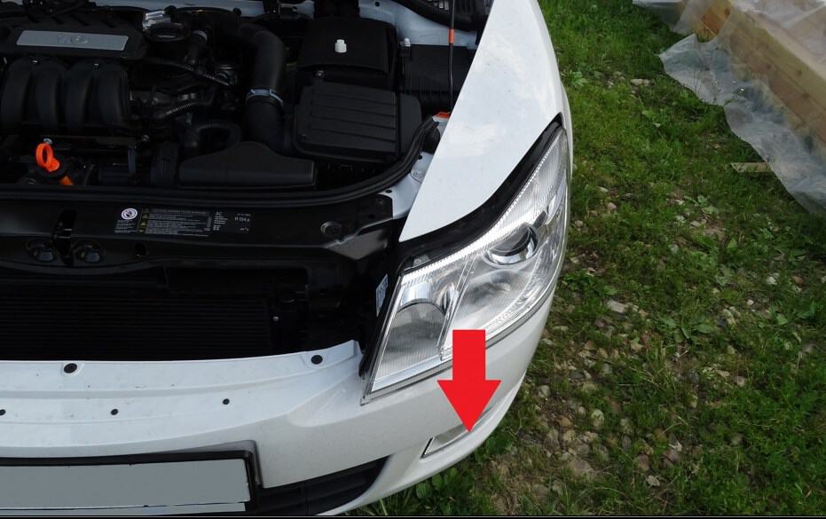 Как заменить лампы ближнего света в Skoda Octavia A5?