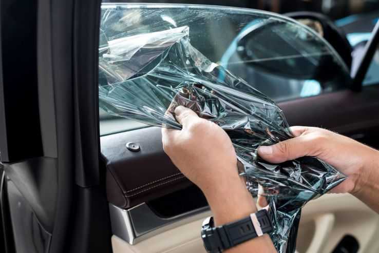 Демонтаж тонировки со стекол авто
