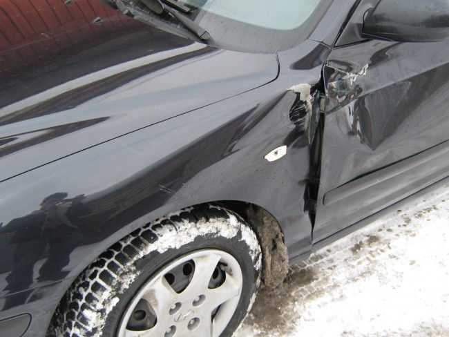 Повреждение на кузове авто