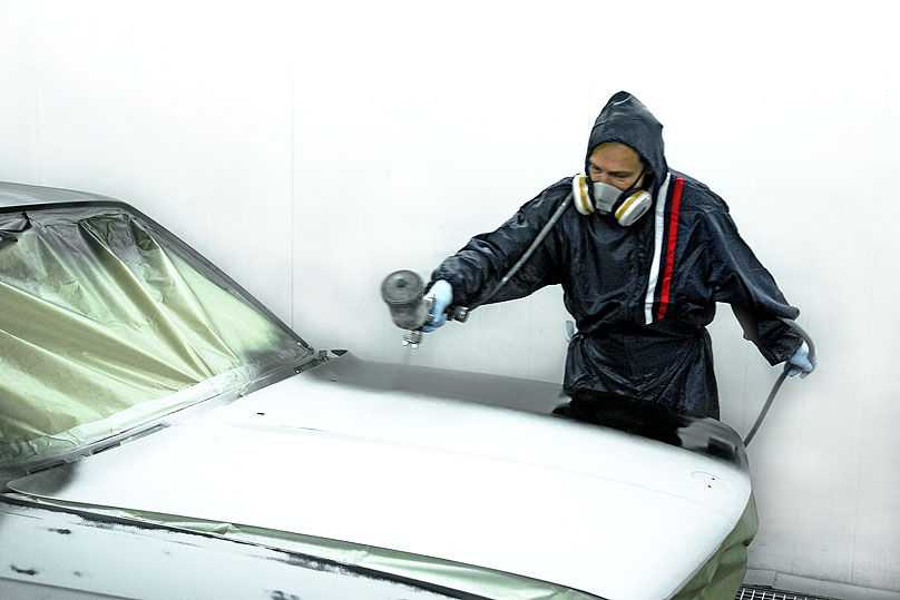 Автомобиль покрывают грунтовкой для защиты от коррозии