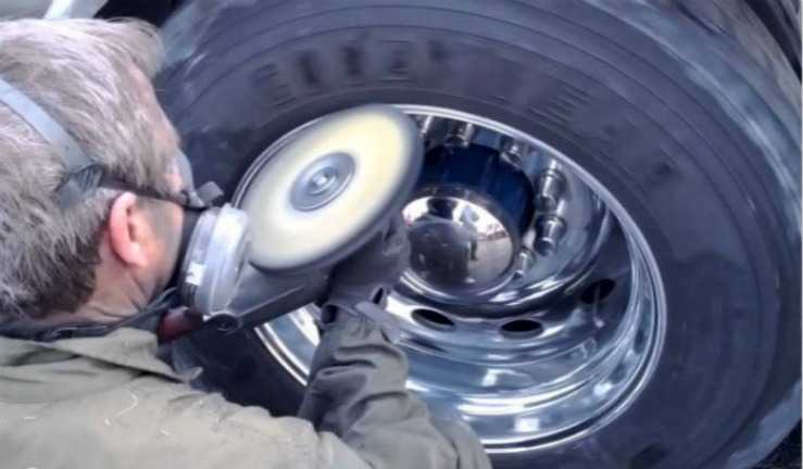 процесс полировки диска авто