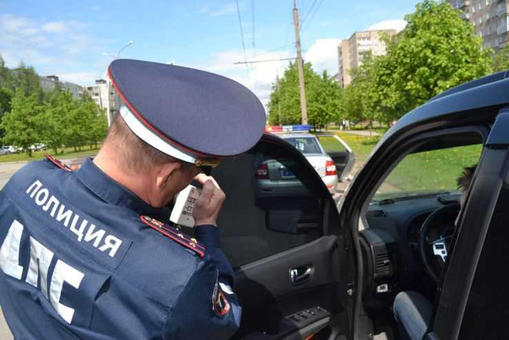 Проверка сотрудником ГИБДД тонировки стекол