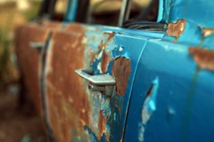 Ржавая дверь автомобиля