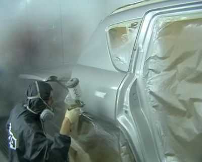 Доверьте машину опытному мастеру Технология покраски автомобиля требует опытных рук