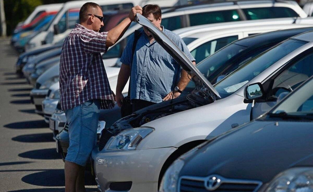 Отсюда вывод: если вы не разбираетесь в машинах, покупать авто с пробегом можно только с автоэкспертом. Человек, более опытный, чем вы, должен посмотреть автомобиль. Лучше нанять профессионала – некоторые сервисы автоподбора не только помогут найти машину нужной марки, но и поторгуются с продавцом. Скидки на окончательную цену могут быть довольно существенны.